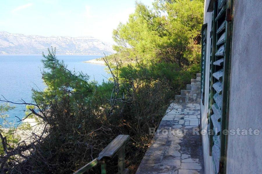 Casa indipendente per adattamento, in riva al mare, in vendita