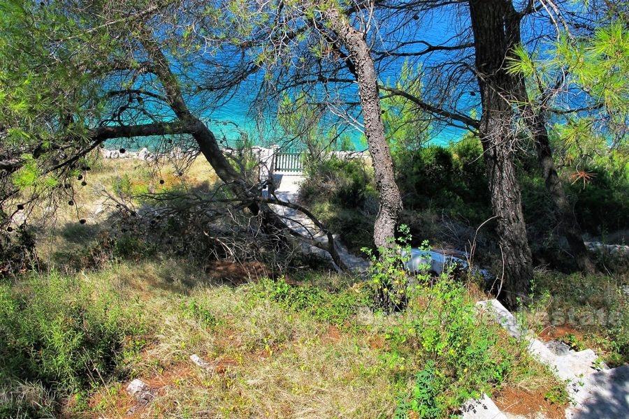 Casa indipendente per adattamento, in riva al mare, in vendita