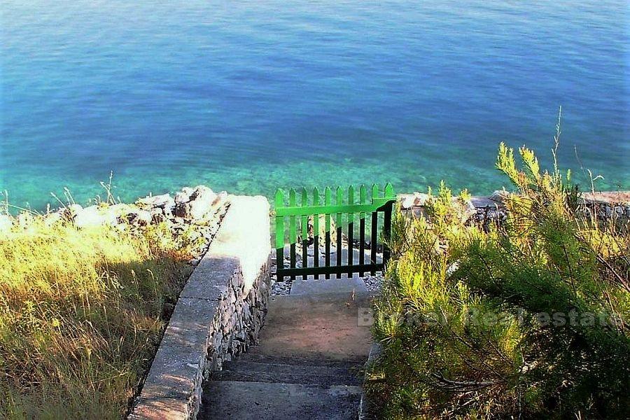 Casa indipendente per adattamento, in riva al mare, in vendita