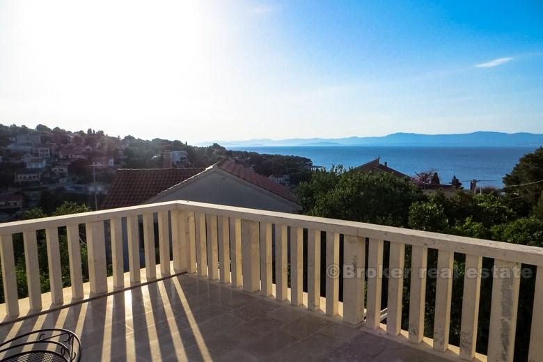 Detached house with sea view