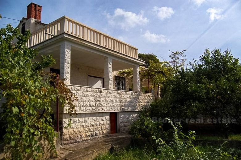 Detached house with sea view