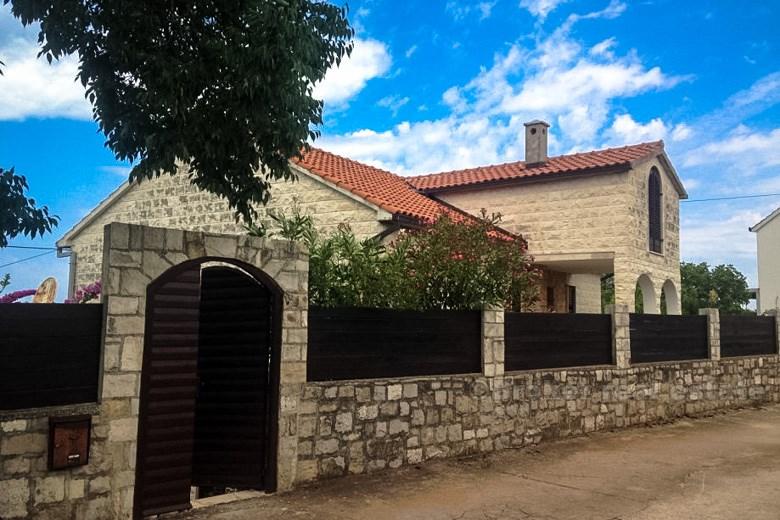 Detached house with sea view