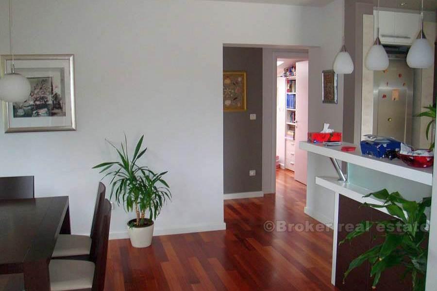 Fyra rums lägenhet, till salu