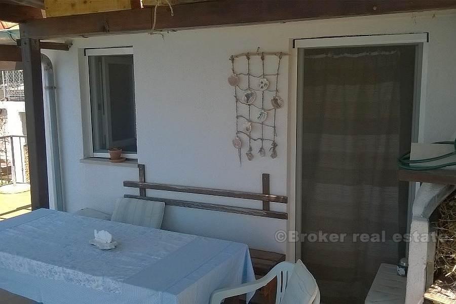 Två våningar hus, till salu