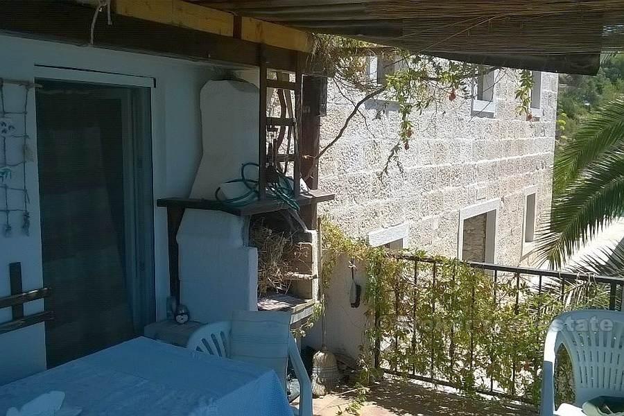 Två våningar hus, till salu