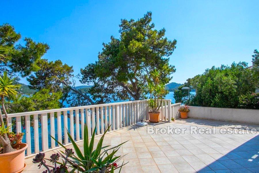 Дом на первой линии моря