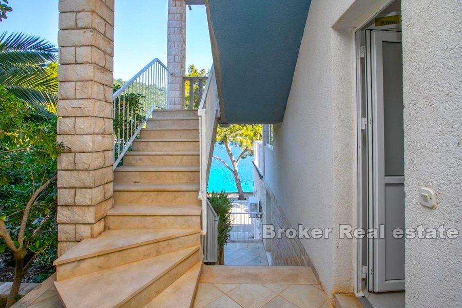 Дом на первой линии моря