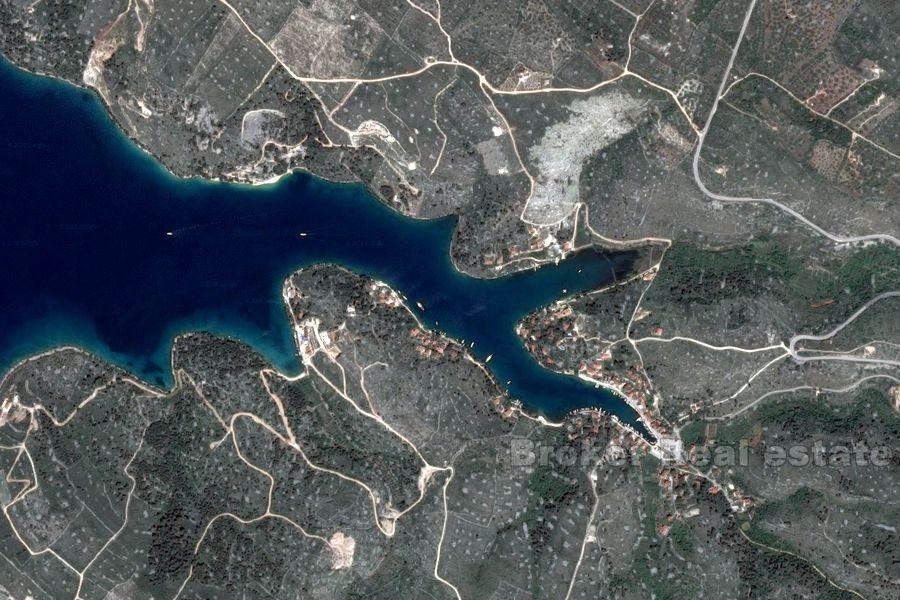 Привлекательный участок под застройку в первой линии от моря, для продажи