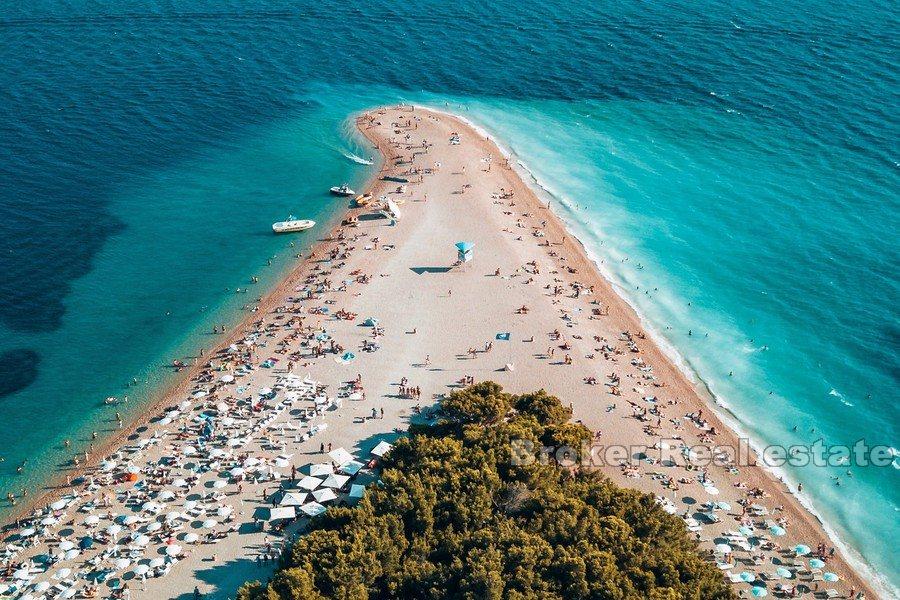 Steinvilla 20m fra sjøen med stor tomt