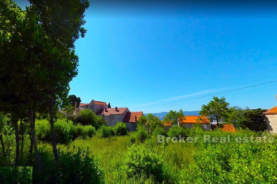 Steinvilla 20m fra sjøen med stor tomt