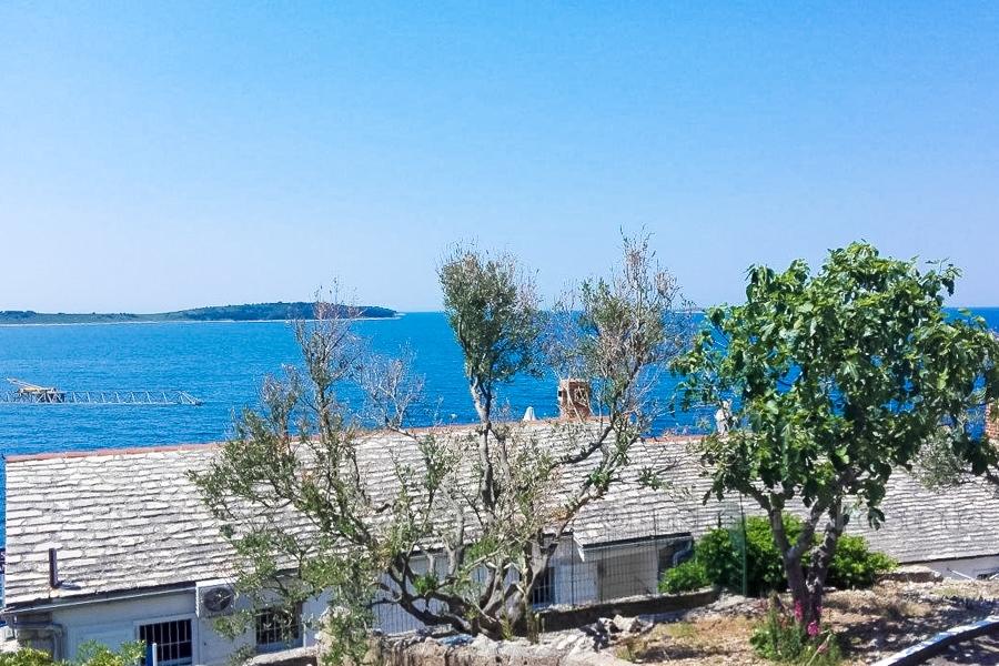 Stone house with sea view, for sale