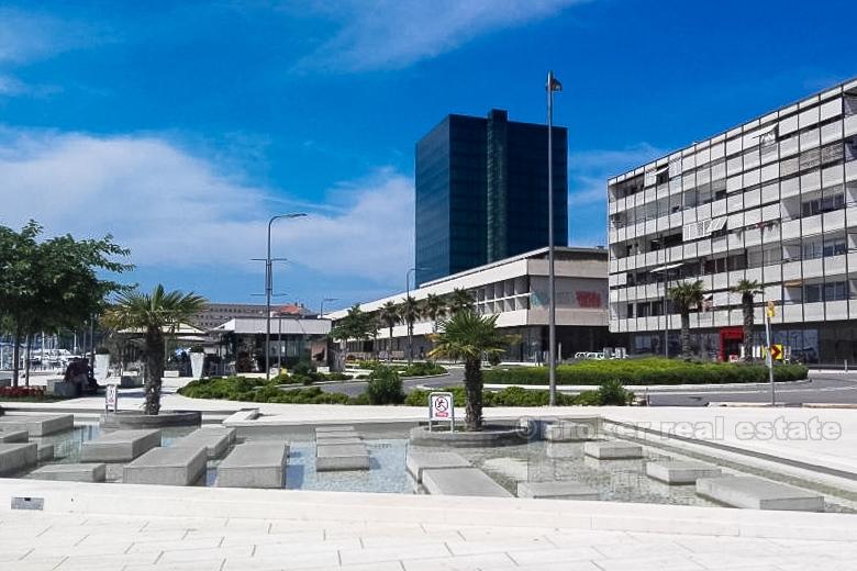 Appartement dans un excellent emplacement, juste à côté de la mer, à vendre