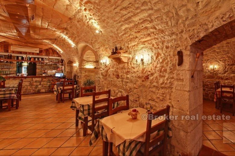 Restaurant in the first row to the sea, for sale