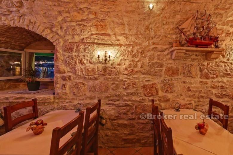 Restaurant in the first row to the sea, for sale