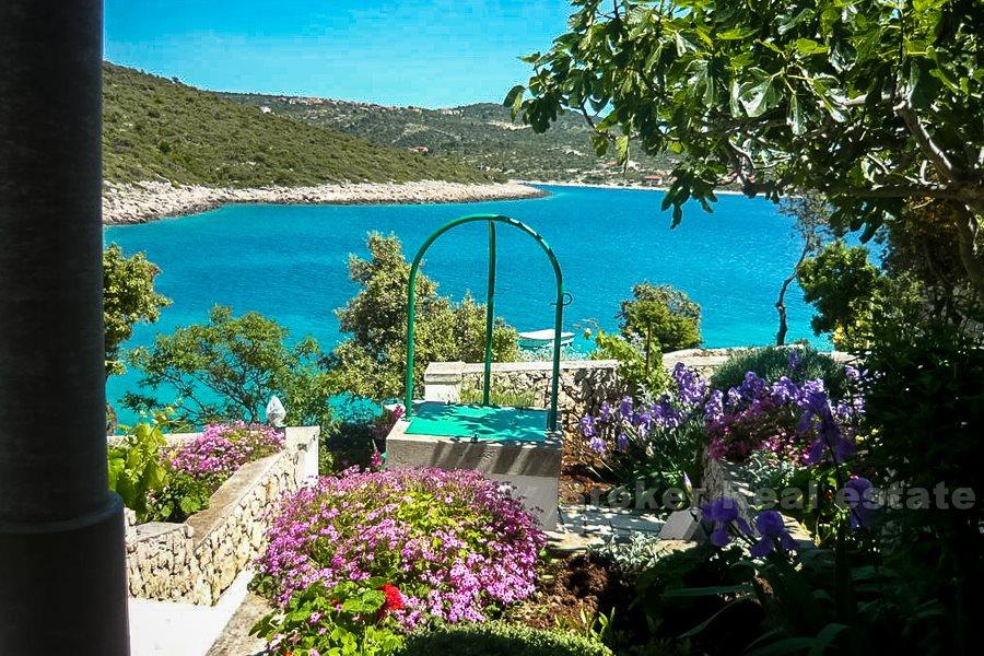 Beautiful house by the sea, for sale