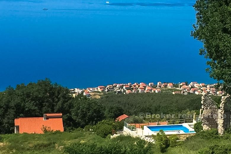 Dom z basenem, na sprzedaż