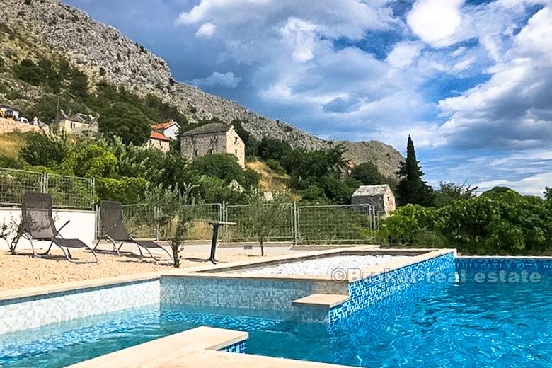 Casa con piscina, in vendita