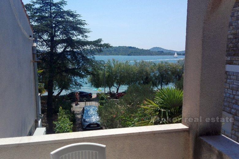 Casa in prima fila al mare, in vendita