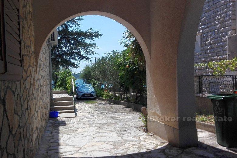 Casa in prima fila al mare, in vendita