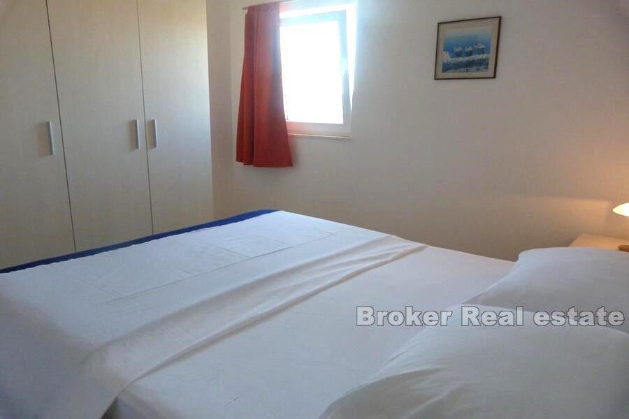 Dom z apartamentami z widokiem na morze, na sprzedaż