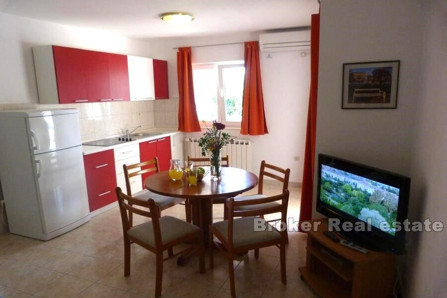 Dom z apartamentami z widokiem na morze, na sprzedaż