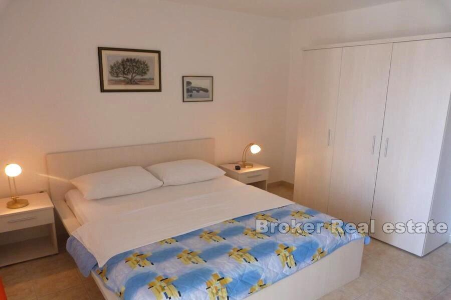 Dom z apartamentami z widokiem na morze, na sprzedaż