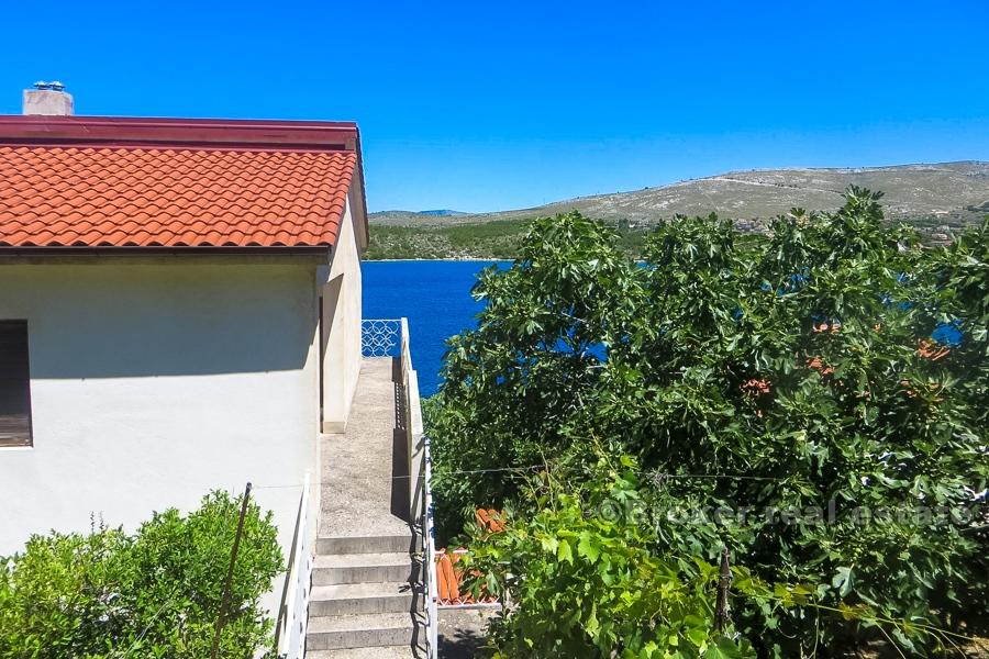 Maison, première rangée de la mer, à vendre