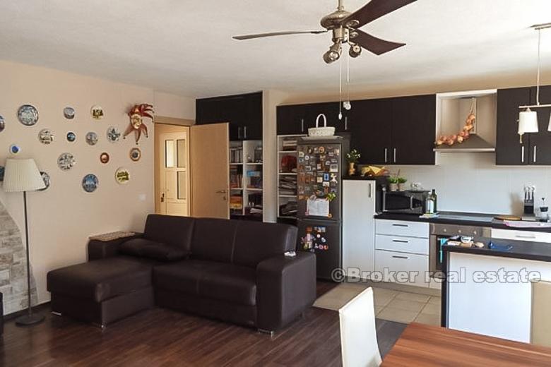 Dom z apartamentami z widokiem na morze, na sprzedaż