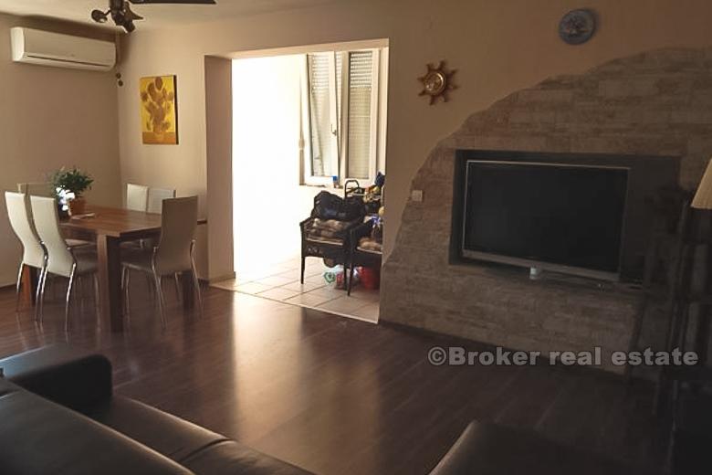 Palazzina con vista mare, in vendita