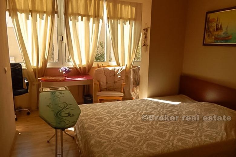 Dom z apartamentami z widokiem na morze, na sprzedaż