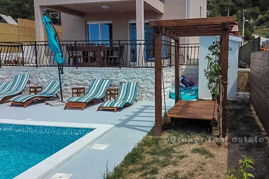 Kastela, nově postavená vila s bazénem