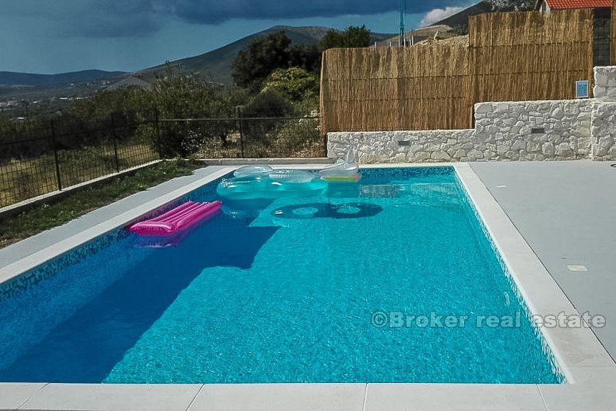 Kastela, nově postavená vila s bazénem