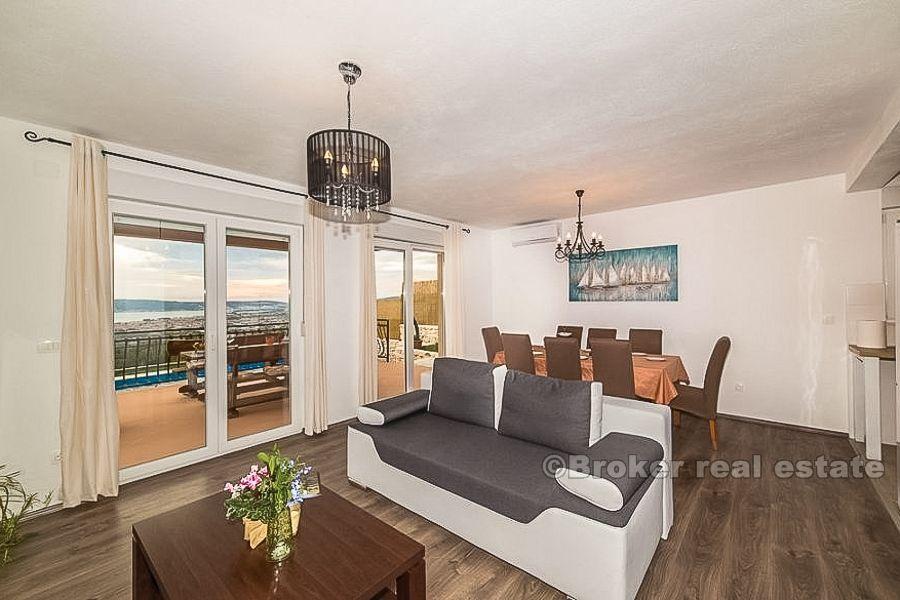 Kastela, nybygd villa med svømmebasseng