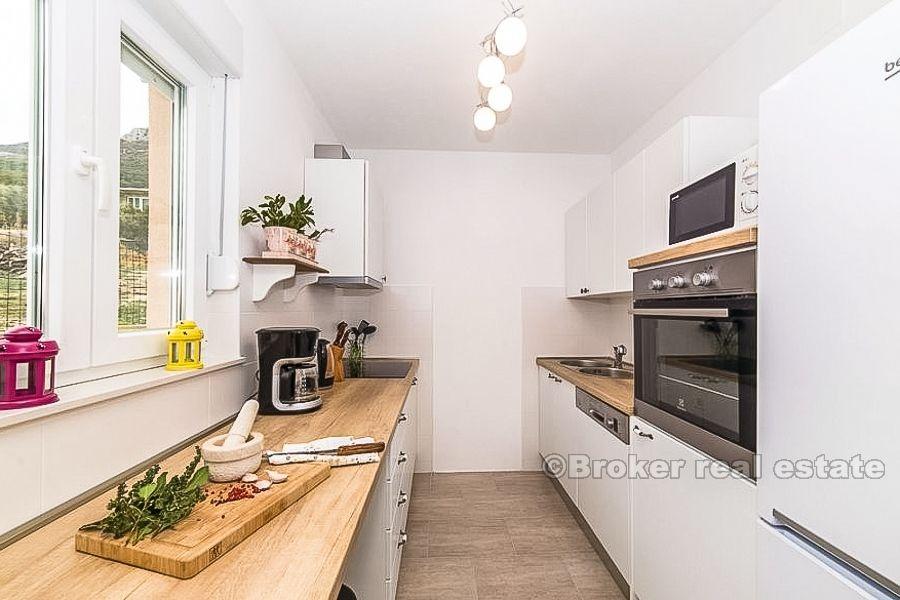 Kastela, nově postavená vila s bazénem