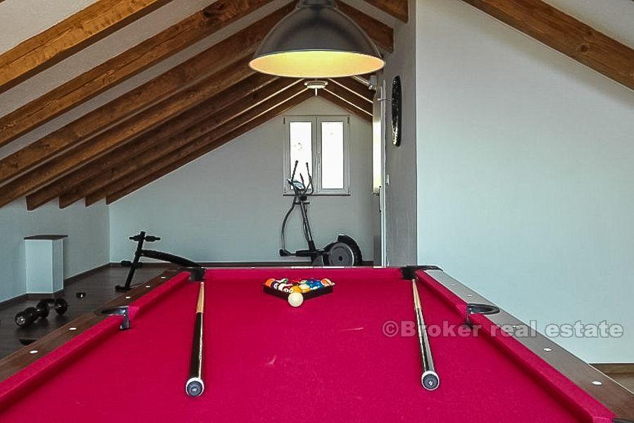 Kastela, nově postavená vila s bazénem