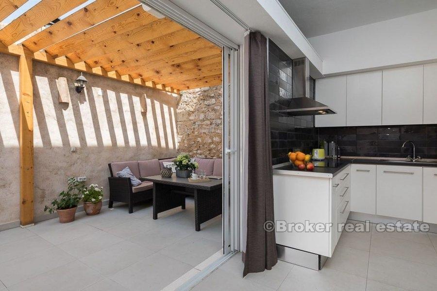 Casa in pietra ristrutturata, in vendita