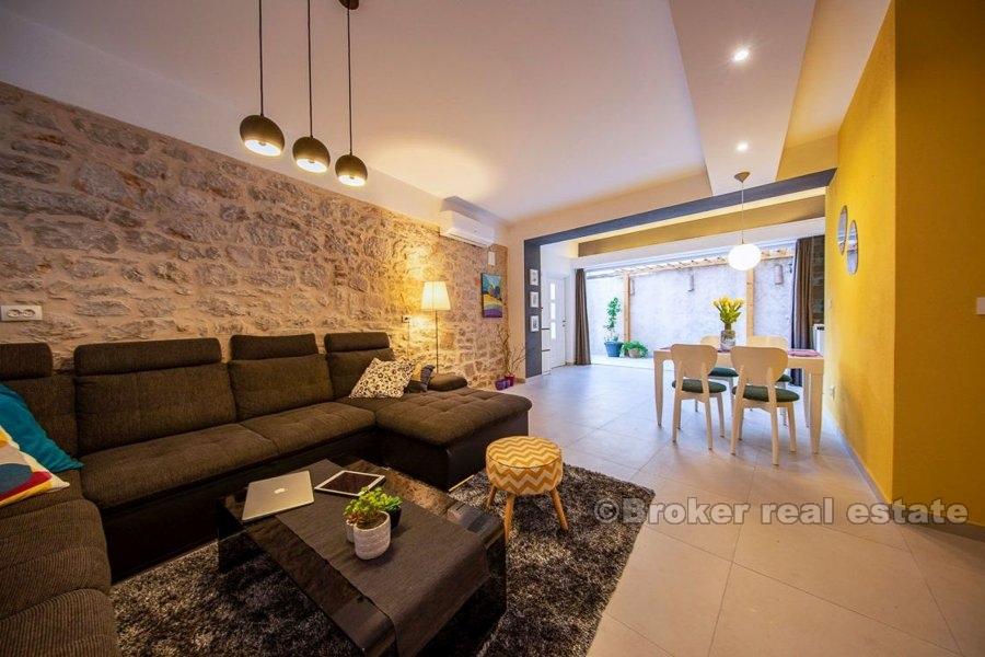 Renovirana kamena kuća, na prodaju