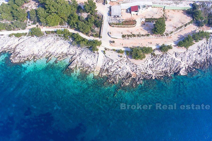 House with large plot, first row to the sea