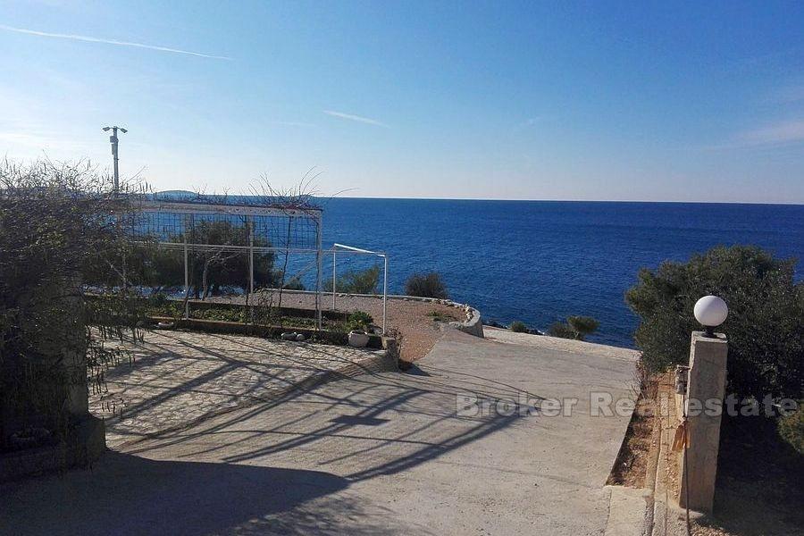 House with large plot, first row to the sea