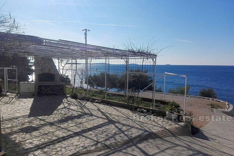 House with large plot, first row to the sea
