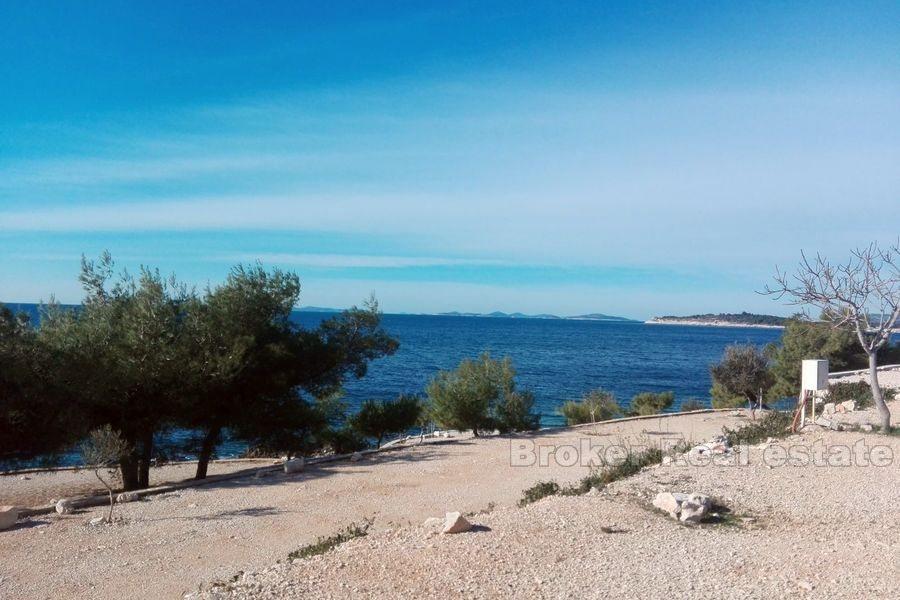 House with large plot, first row to the sea