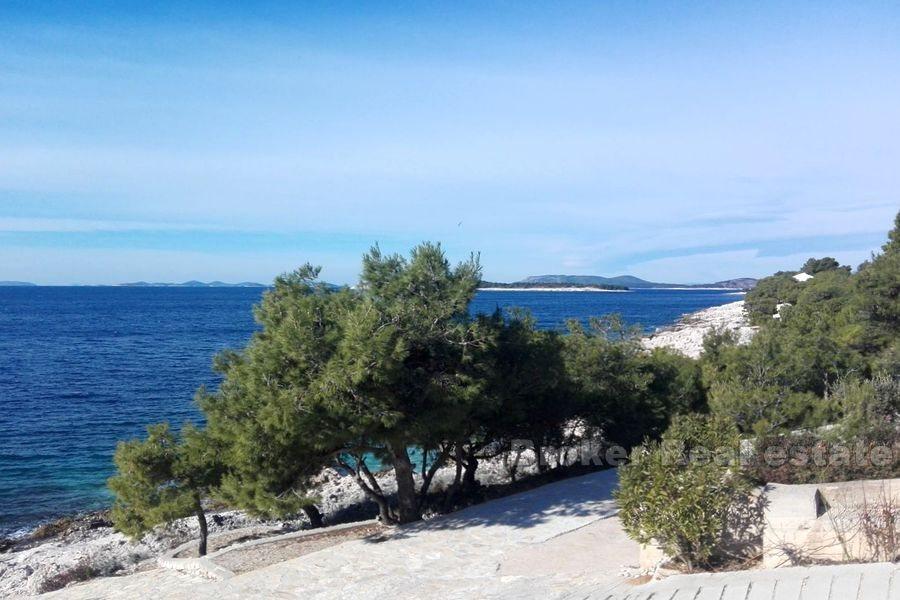 House with large plot, first row to the sea