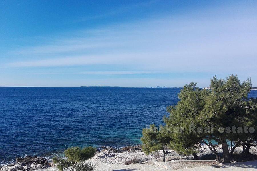 Maison avec grand terrain, première rangée de la mer