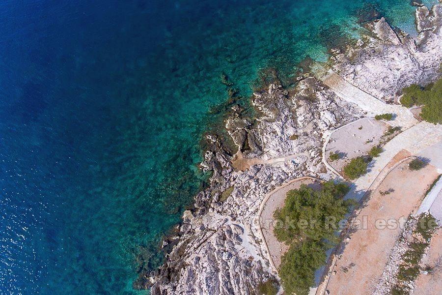 House with large plot, first row to the sea