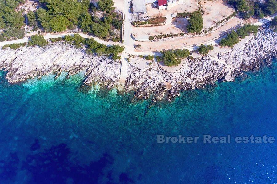 House with large plot, first row to the sea