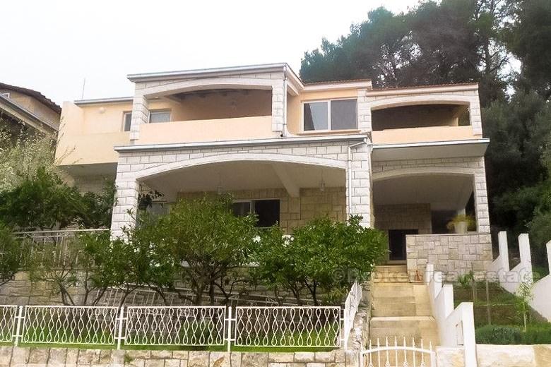 Maison à deux étages, à vendre