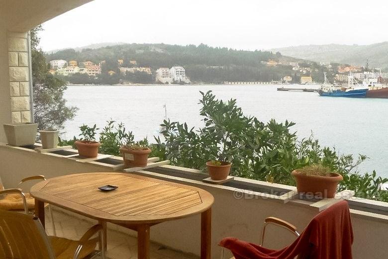 Dwupiętrowy dom, na sprzedaż