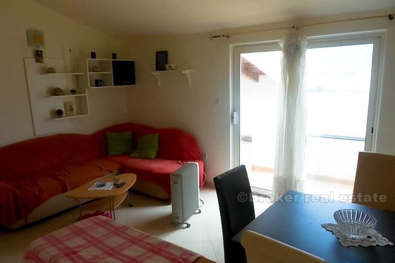 To etasjes hus, til salgs