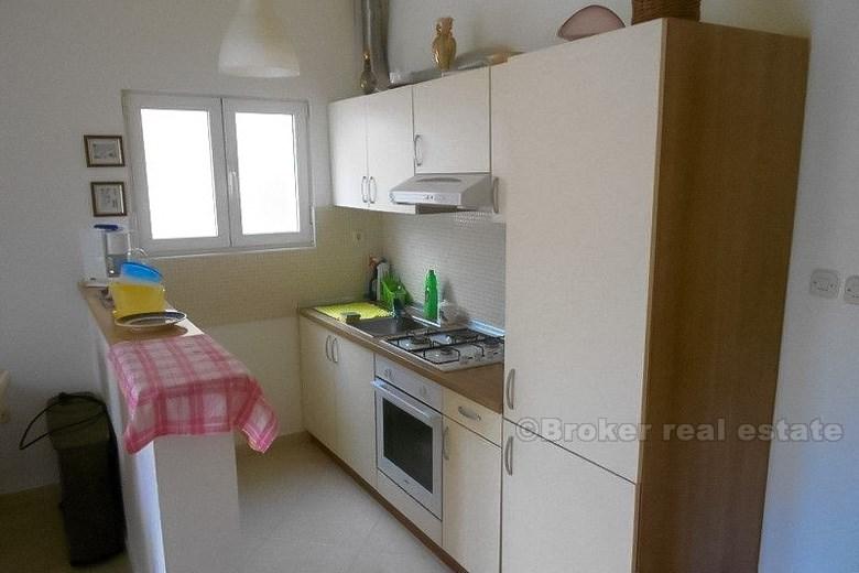 To etasjes hus, til salgs