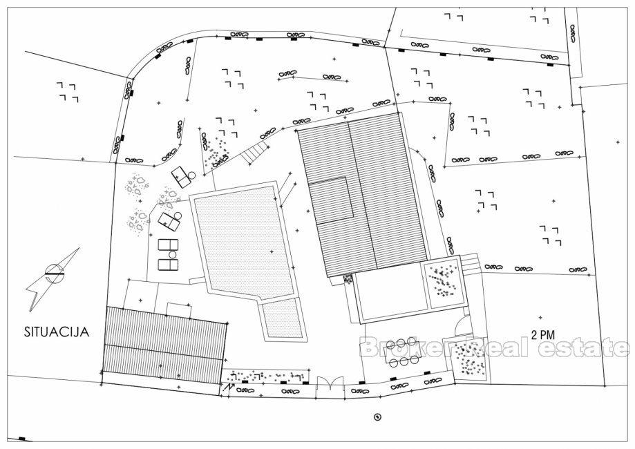 Byggeplot med steinhus for gjenoppbygging